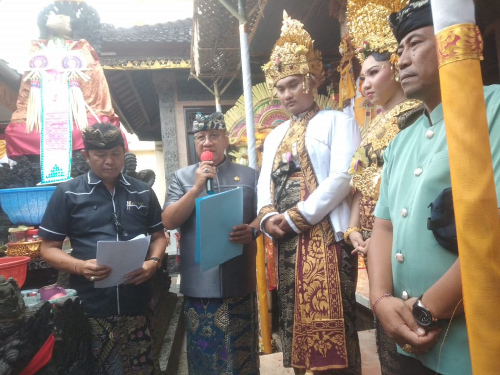 Implementasi Dalung Smartvillage Penyerahan KK Baru, Akta Perkawinan dan (KTP) Baru di Banjar Tegaljaya